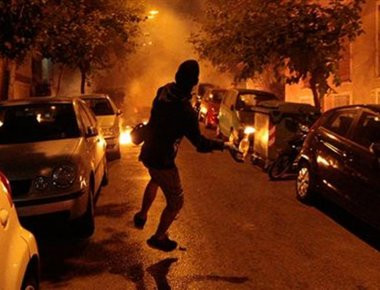 Εξάρχεια: Αναρχικοί πέταξαν μολότοφ σε άνδρες των ΜΑΤ